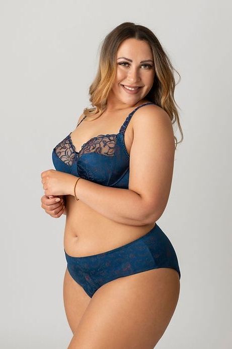 Ein Model in Blauer 2-teiliger Unterwäsche