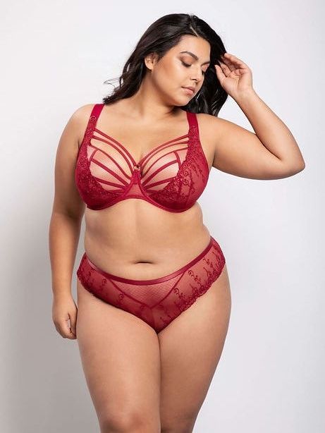 Ein Model in roten Dessous