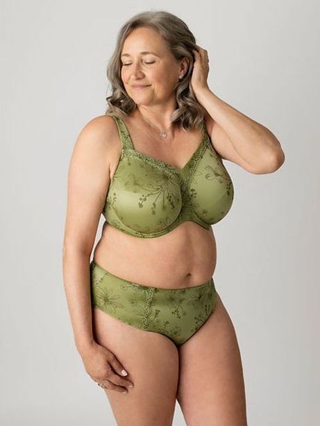Eine ältere Dame in grüner 2-teiliger Unterwäsche