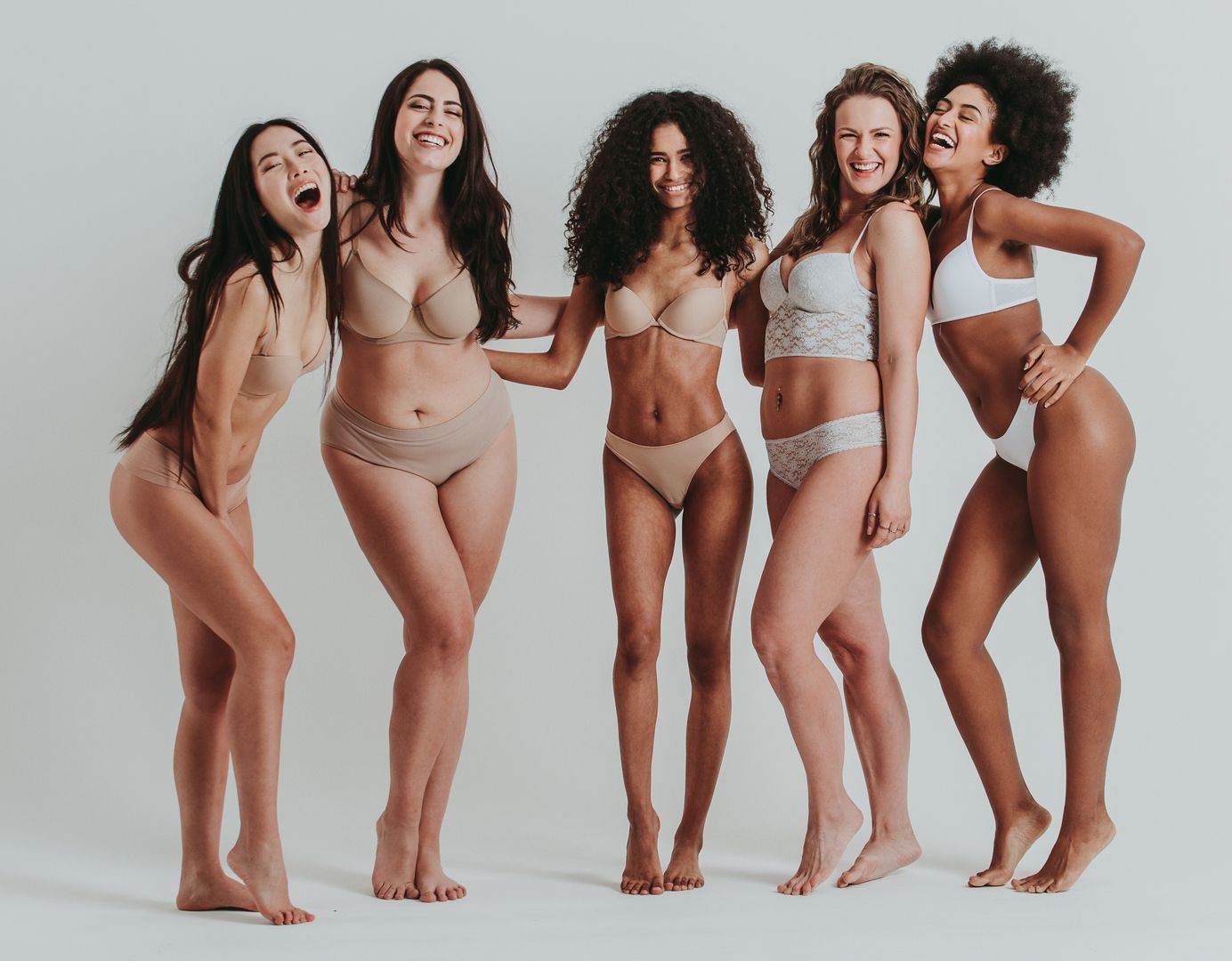 Eine Gruppe Frauen die in Unterwäsche vor der Kamera posieren