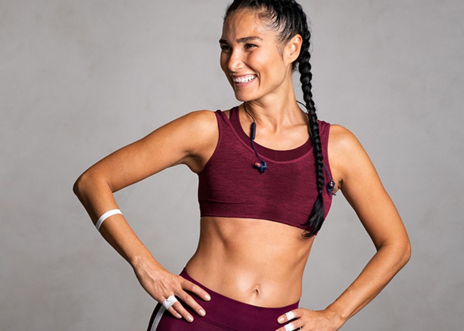 Eine Sportlerin mit Sport-Top und Sport-Hose